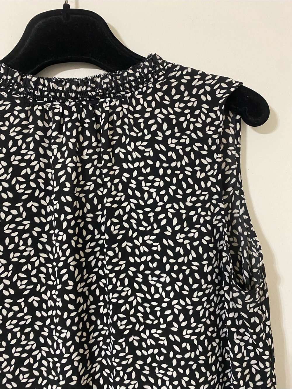 Talbots Black & White Sleeveless Split-Neck Printed Top Size Large - Picture 7 of 9